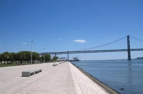 Belem! Charming 2 Bedroom Apartment W Terrace, Wifi & Free Street Parking Lisbon